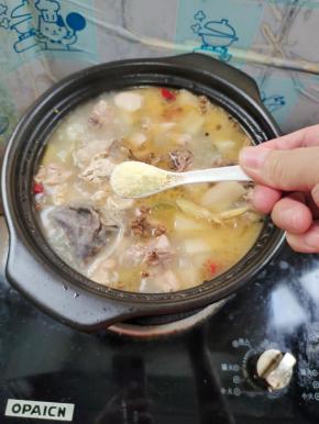 放入一勺鸡精调味！