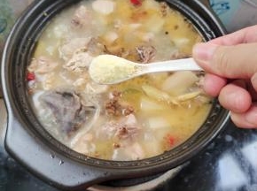 放入一勺鸡精调味！