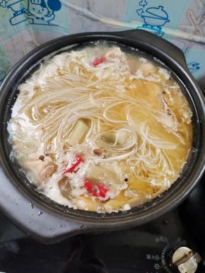 放入泡好的粉丝，再煮5分钟左右！