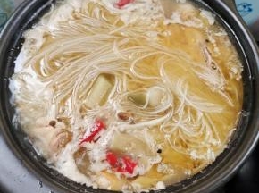 放入泡好的粉丝，再煮5分钟左右！