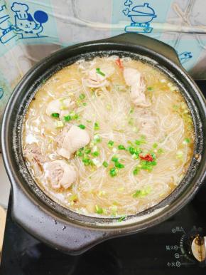 起锅前放入适量的葱花即可食用！