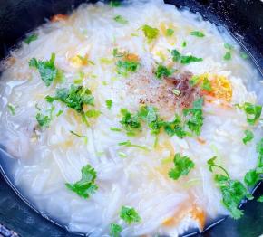 放入盐、味精、黑胡椒粉、调味均匀，最后撒上香菜提鲜即可出锅享用。