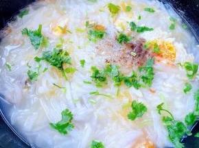 放入盐、味精、黑胡椒粉、调味均匀，最后撒上香菜提鲜即可出锅享用。