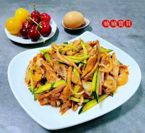  这道美味是经典的下酒菜，也是不错的下饭菜。