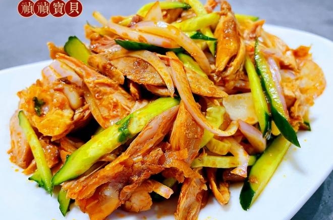 黄瓜圆葱凉拌鸡丝