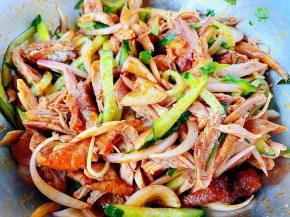 放入调味料糖、一品鲜酱油、蚝油、盐、味精拌匀入味。