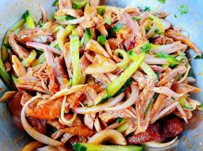 放入调味料糖、一品鲜酱油、蚝油、盐、味精拌匀入味。