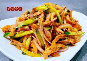  香辣可口的黄瓜洋葱凉拌鸡丝装入盘中就大功告成了。