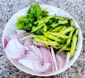 黄瓜和圆葱切成丝，香菜切段。