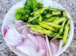 黄瓜和圆葱切成丝，香菜切段。