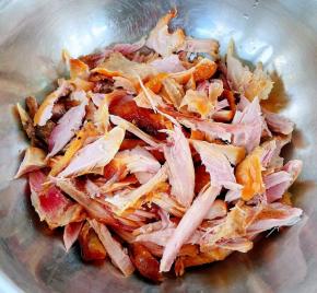 诱人的烤鸡腿手撕成自己喜欢的形状