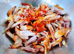 自制的秘制辣椒油淋在鸡丝丝。