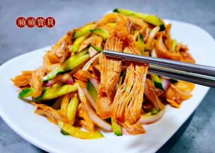 鸡丝入口香浓可口，采用了烤鸡腿别有一番滋味哦！