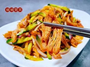 鸡丝入口香浓可口，采用了烤鸡腿别有一番滋味哦！