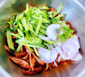 配料黄瓜和圆葱、香菜放入容器中