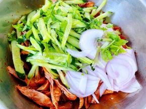 配料黄瓜和圆葱、香菜放入容器中