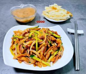 搭配葱油饼和大米绿豆粥一起吃，就是完美的标配。