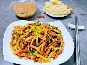 搭配葱油饼和大米绿豆粥一起吃，就是完美的标配。