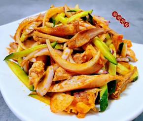 鸡丝混搭黄瓜的清香，还有圆葱独有的味道让人回味无穷。