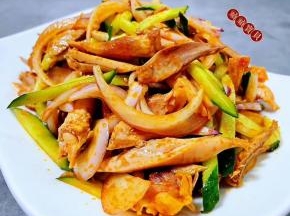 鸡丝混搭黄瓜的清香，还有圆葱独有的味道让人回味无穷。