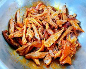 先将辣椒油均匀的拌匀。