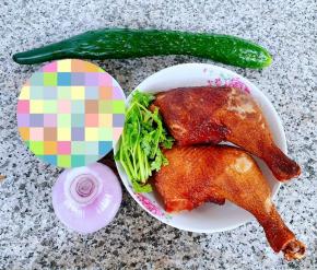 准备原材料，烤鸡腿、黄瓜、圆葱去皮香菜去根洗净