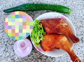准备原材料，烤鸡腿、黄瓜、圆葱去皮香菜去根洗净