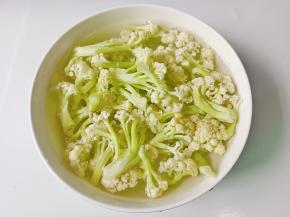 把花菜掰成小块。