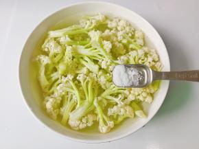 加盐一勺，浸泡五分钟，洗干净控干水分。