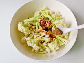 加五香粉半勺。