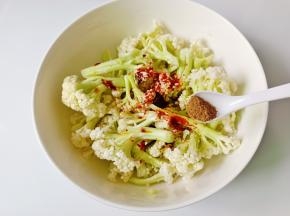 加五香粉半勺。