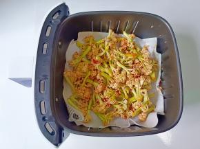 放空气炸锅炸篮里，180度烤十分钟。