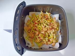 放空气炸锅炸篮里，180度烤十分钟。