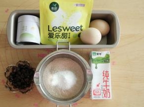 准备材料。预热烤箱上下180度。