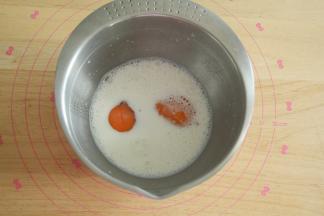 牛奶+鸡蛋+糖混合。