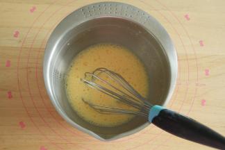 搅打均匀，糖融化就可以。