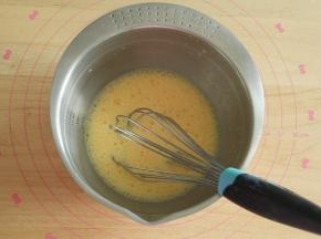 搅打均匀，糖融化就可以。