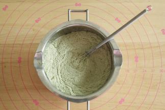 全麦粉+抹茶粉+泡打粉混合均匀，让泡打粉分布均匀。