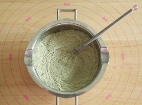 全麦粉+抹茶粉+泡打粉混合均匀，让泡打粉分布均匀。