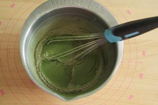 过筛入步骤3搅打好的液体中。