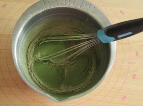 过筛入步骤3搅打好的液体中。