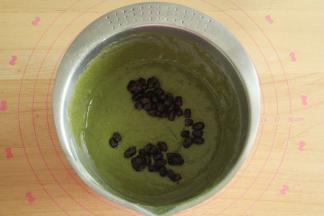 搅匀至没有干粉，撒上一大半蜜豆，翻拌均匀。