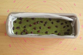 磅蛋糕模具垫油纸，拌好的糊倒入，表面撒上蜜豆。