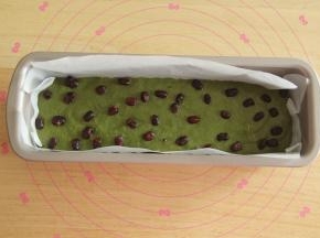 磅蛋糕模具垫油纸，拌好的糊倒入，表面撒上蜜豆。