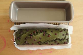 烤完出炉，震一下提起，冷凉切块就可以啦！超简单，吃不完可以密封冷藏哦！