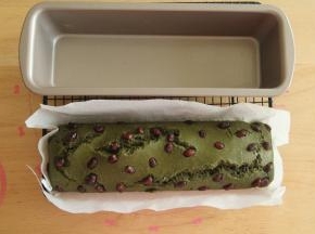 烤完出炉，震一下提起，冷凉切块就可以啦！超简单，吃不完可以密封冷藏哦！