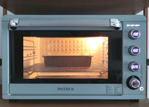 放入预热好的烤箱中层，转上下150度烤30分钟。