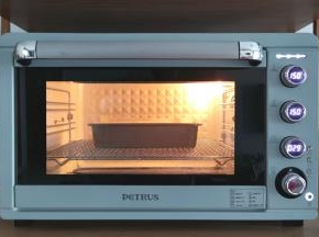 放入预热好的烤箱中层，转上下150度烤30分钟。