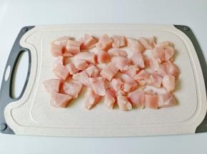 鸡胸肉切成块【最好冷冻一下，比较好切】