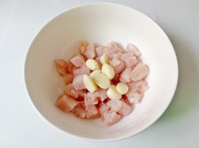 切好的鸡胸肉放在碗里，放入整颗的蒜。